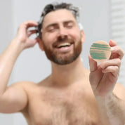 Homme avec l'Après-Shampoing solide au chanvre MUSA NATURAL COSMETICS volumely