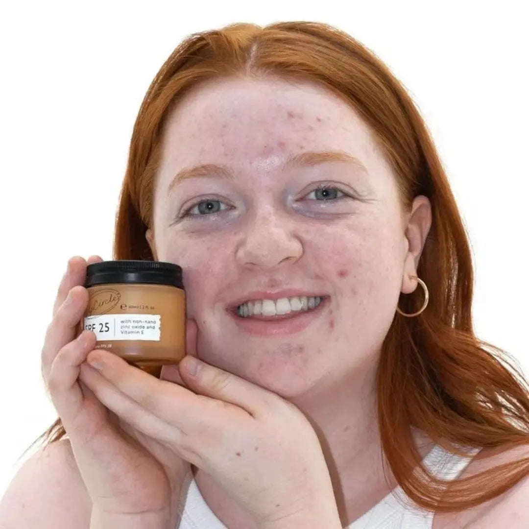 Femme rousse avec l'Écran solaire minéral SPF 25 UVA + UVB UPCIRCLE volumely